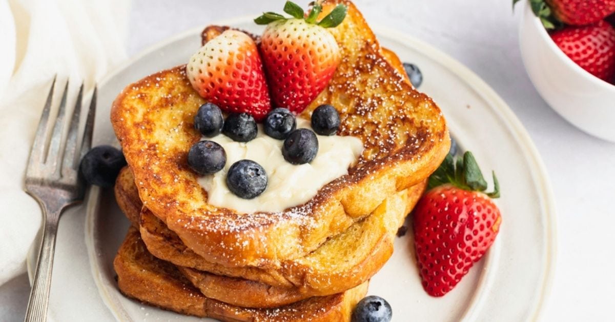 Crispy and Fluffy French Toast with Fresh Blueberries and Strawberries