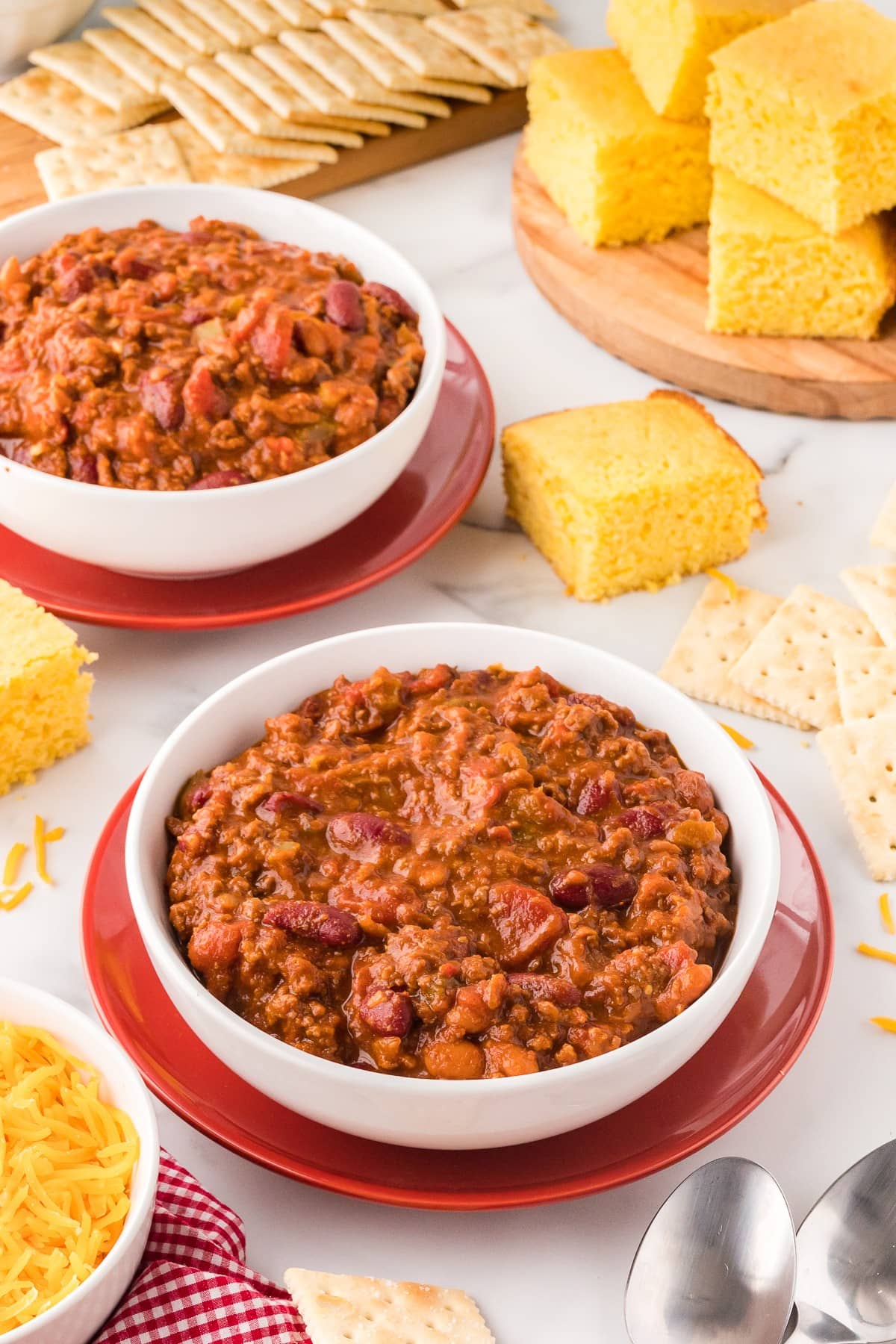Wendy's chili in a bowl, served with cornbread and crackers on the side