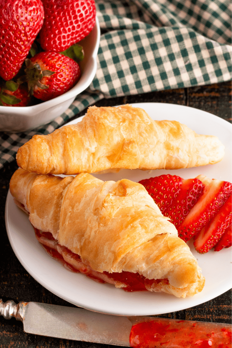 17 Best Crescent Roll Desserts (+ Easy Recipes) Insanely Good