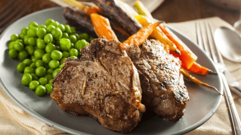 Cooked Lamb Chops with Carrots and Peas