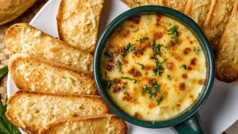 Appetizing Spinach and Cheese Dip with Bread
