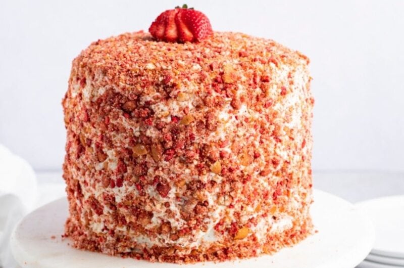 Strawberry Crunch Cake (Easy Recipe)