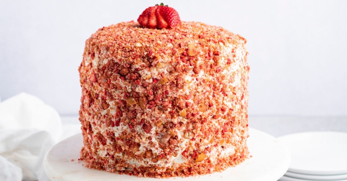 BEST Easy Strawberry Crunch Cake Recipe {VIDEO} - Key To My Lime