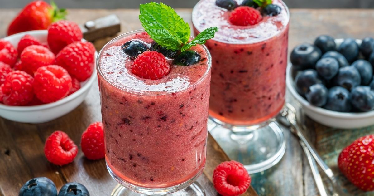 Cold Berry Smoothies with Fresh Strawberries and Blueberries
