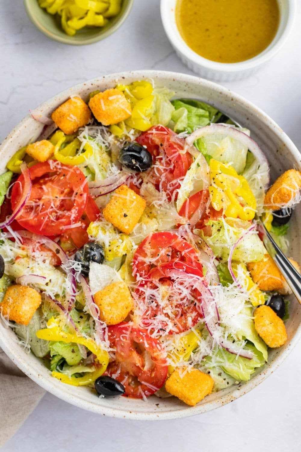 https://insanelygoodrecipes.com/wp-content/uploads/2021/11/Homemade-Olive-Garden-Salad-in-a-Bowl-with-Dressing.jpg