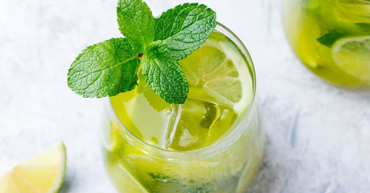 https://insanelygoodrecipes.com/wp-content/uploads/2021/11/Refreshing-Matcha-Green-Tea-Cocktail.jpg