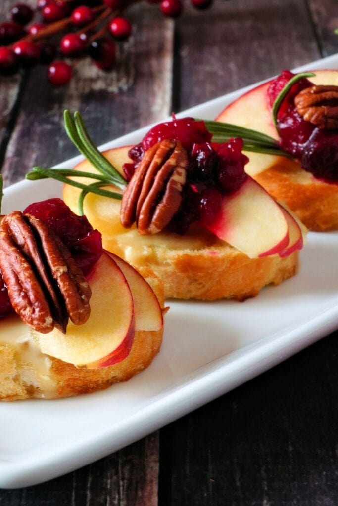 Appetizing Apple Crostini with Pecan Nuts