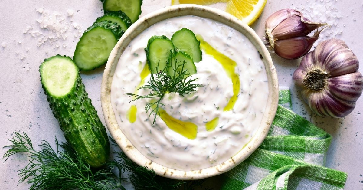 Bowl-of-Tzatziki-with-Cucumber-and-Lemons 