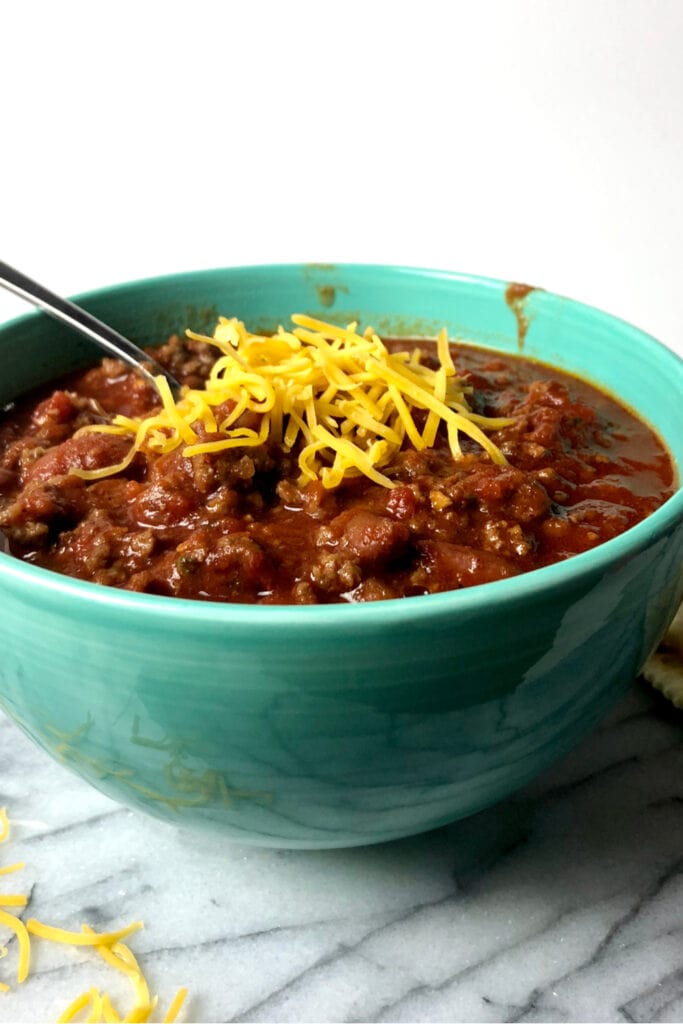 This hearty bowl of chili is a combination of ground beef, bell pepper, kidney beans, pinto beans, and spices that will warm you up from the inside out! 