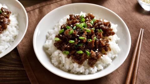 A Bowl of Ground Beef and Rice with Chopped Onions