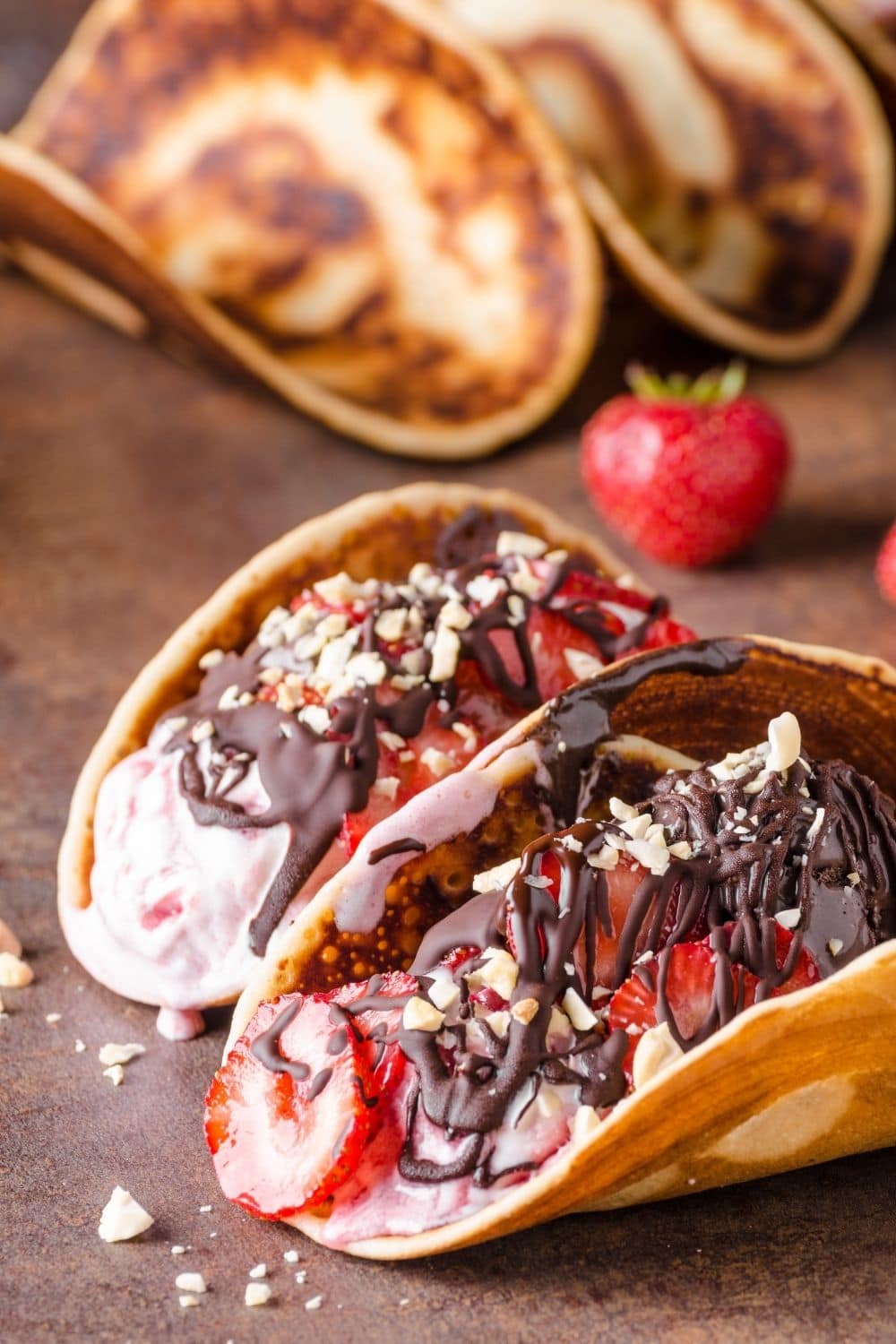 25 Easy Dessert Tacos You Don T Want To Miss Insanely Good   Sweet Taco Dessert With Strawberries And Chocolate Syrup 