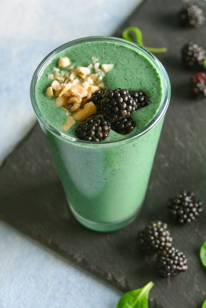 Cold Spirulina Smoothie with Berries