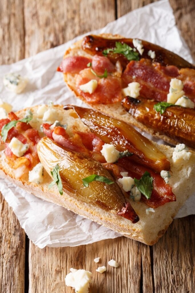 Sandwiches with Caramelized Shallots, Bacon and Cheese