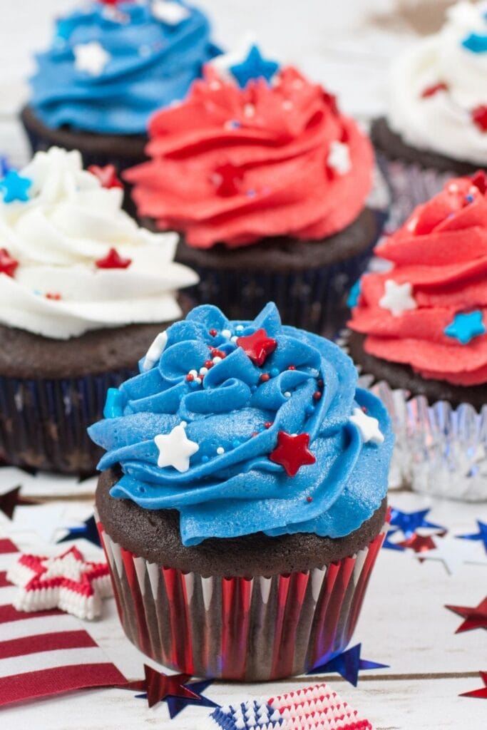 Sweeth 4th of July Cupcakes with Star Candies