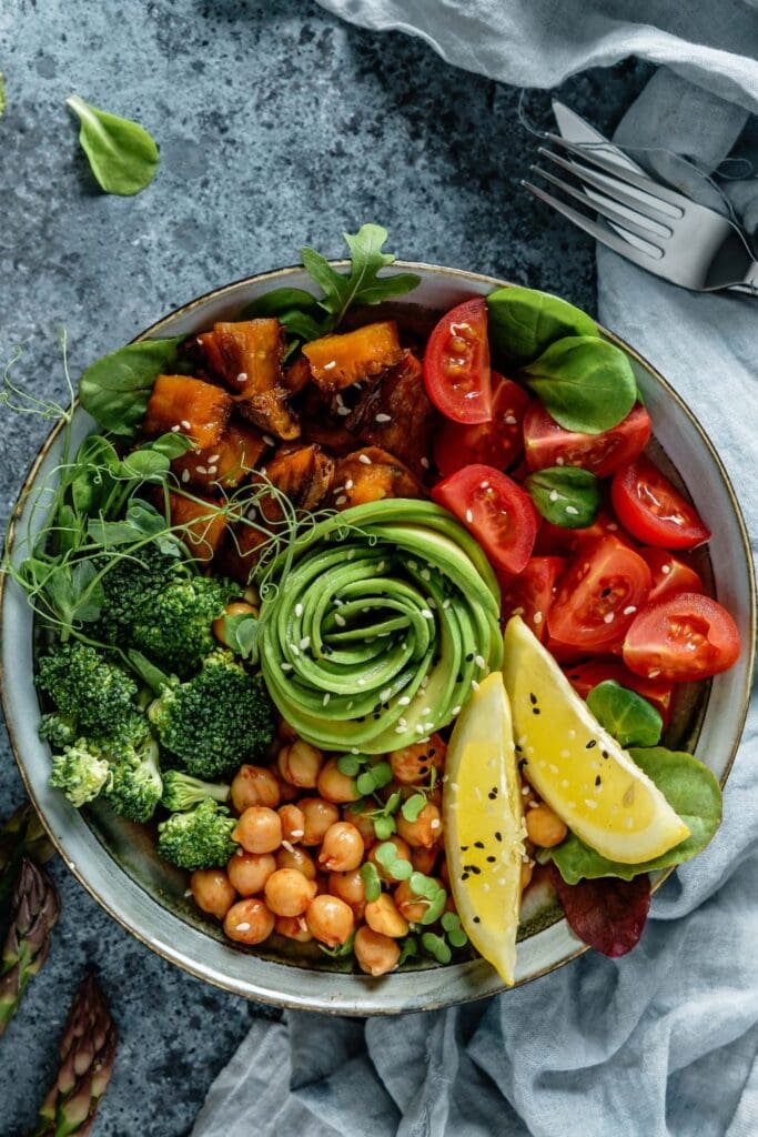 These Buddha bowls are super healthy and beyond delecta-bowl!
Shown in picture: Buddha Bowl Salad with Chickpeas, Tomatoes, Broccoli and Avocado