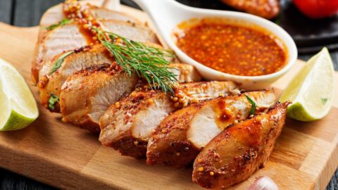 Homemade Marinated Grilled Chicken with Lime and Chili Sauce i na Wooden Cutting Board