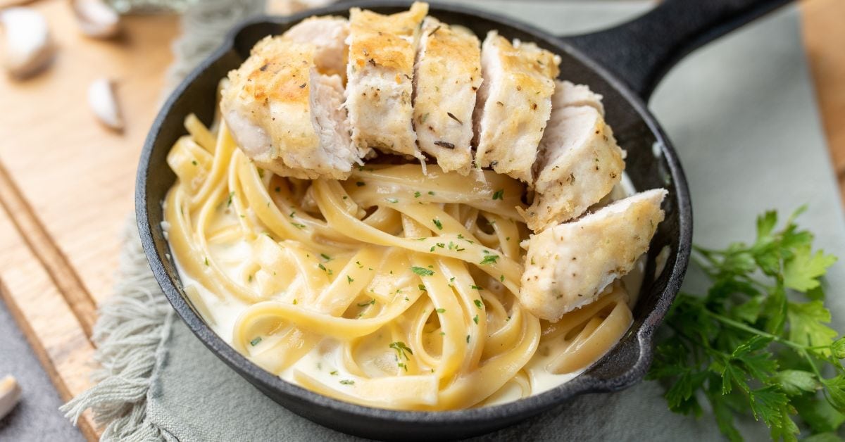 Alfredo Pasta with Creamy White Sauce and Chicken Slices