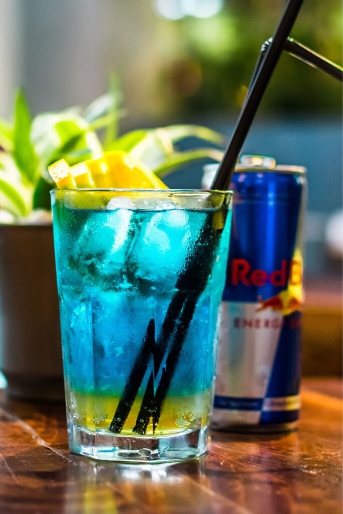 Versoffener blauer Red Bull-Cocktail
