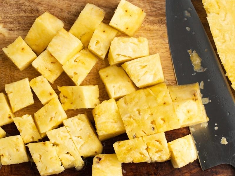 How to Freeze Pineapple: freshly sliced pineapple
