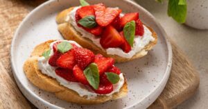 Appetizing Bruschetta with Goat Cheese, Strawberries and Basil