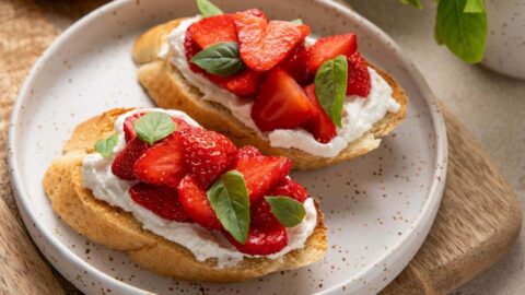 Appetizing Bruschetta with Goat Cheese, Strawberries and Basil