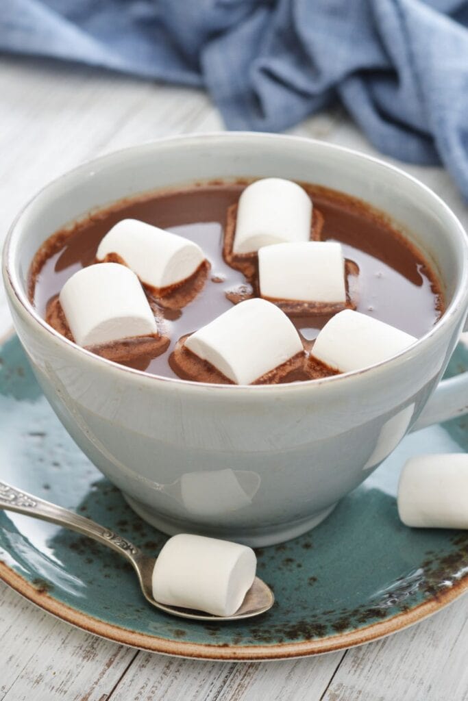 Cokelat Panas Buatan Sendiri dengan Marshmallow Putih 