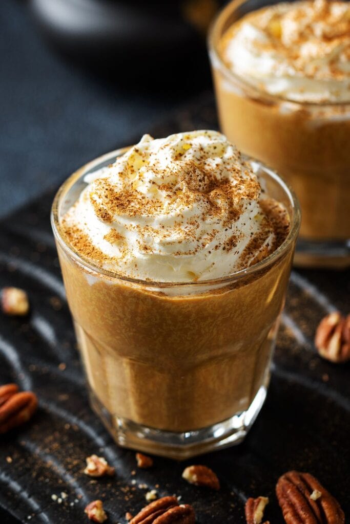 Latte Rempah Labu Buatan Sendiri dengan Kacang dan Kayu Manis