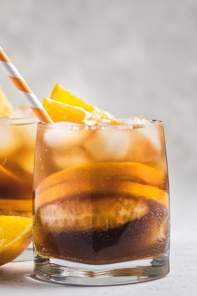 Koktail Bourbon Minuman Dingin dengan Jeruk