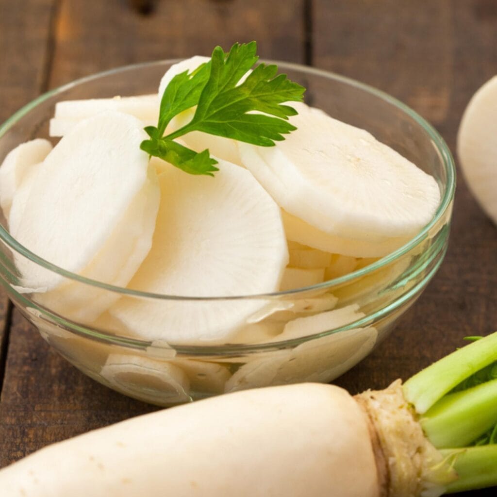 Whole daikon and slices