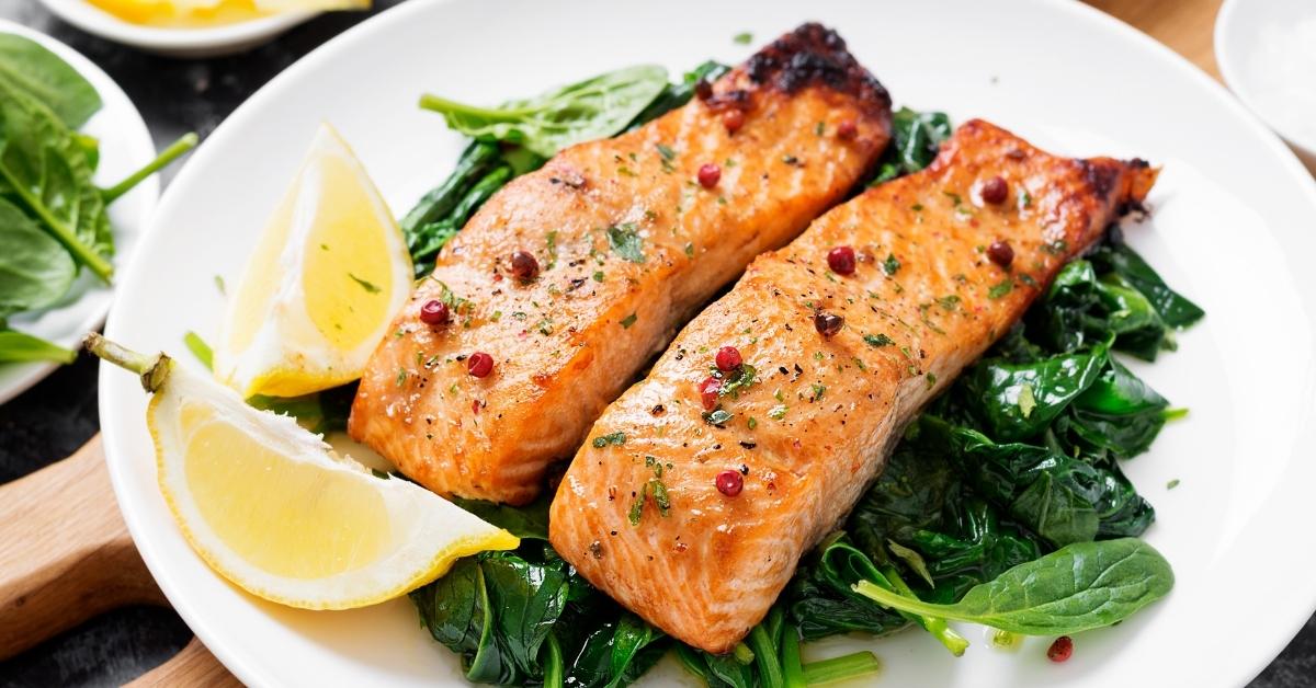 Healthy Homemade Salmon Fillet with Spinach and Lemon
