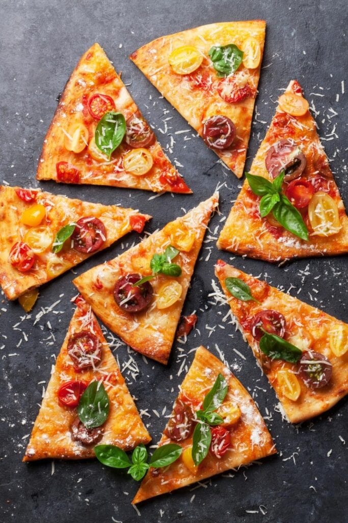 Domaća pizza s rajčicama, mozzarellom i bosiljkom
