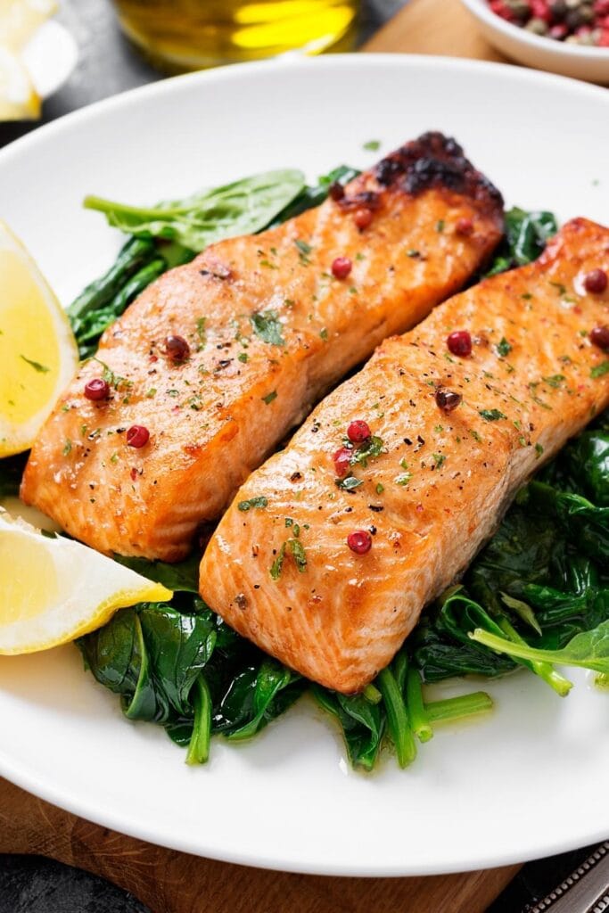 Homemade Salmon Fillet with Spinach and Lemon