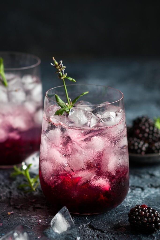 Koktail Blackberry dan Lavender dalam gelas dengan es