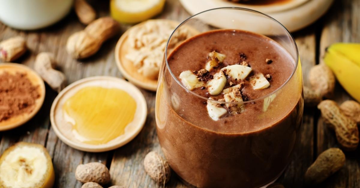 Refreshing Chocolate Peanut Butter Smoothie with Banana Slices