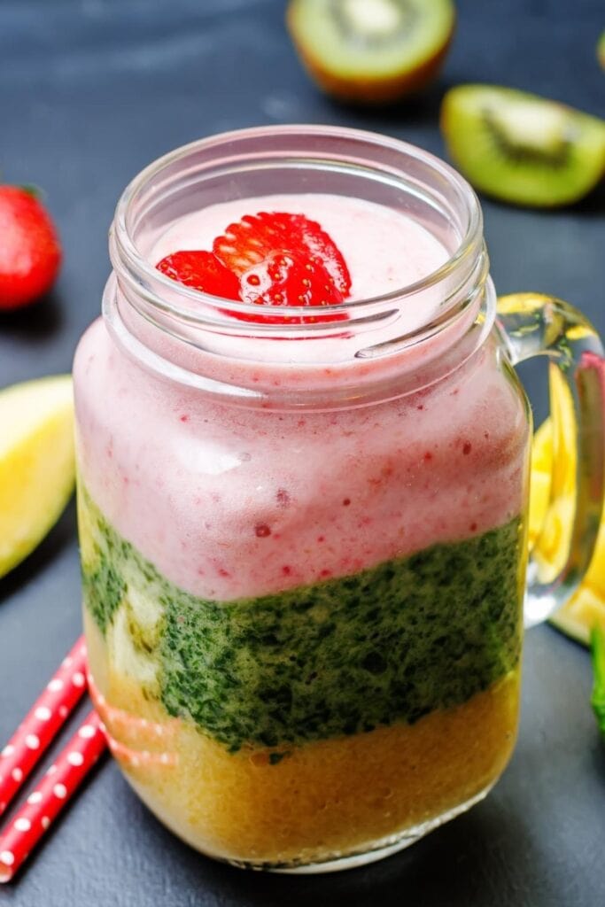 Strawberry-banana smoothie with spinach, mango and kiwi