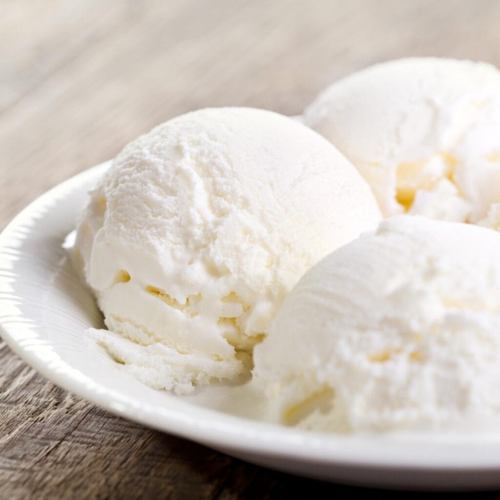 Tre palline di gelato alla vaniglia sul piatto