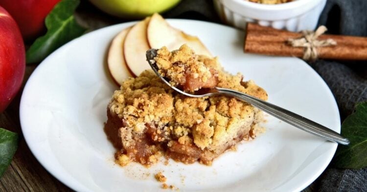 whats the difference between apple crisp and apple brown betty