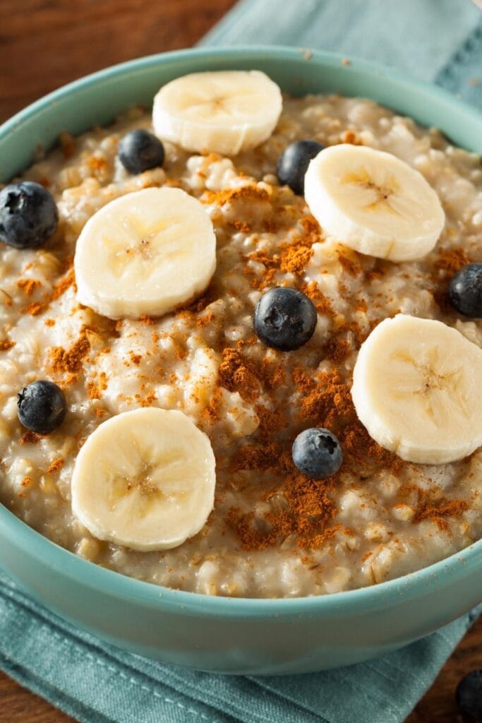 Breakfast Oatmeal with Banana and Blueberries