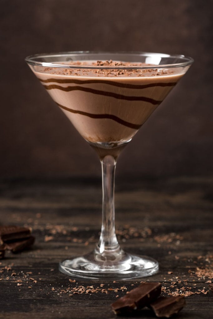 Godiva Chocolate Martini di atas meja kayu