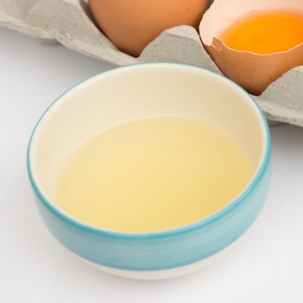 Bianco d'uovo su un piccolo piatto