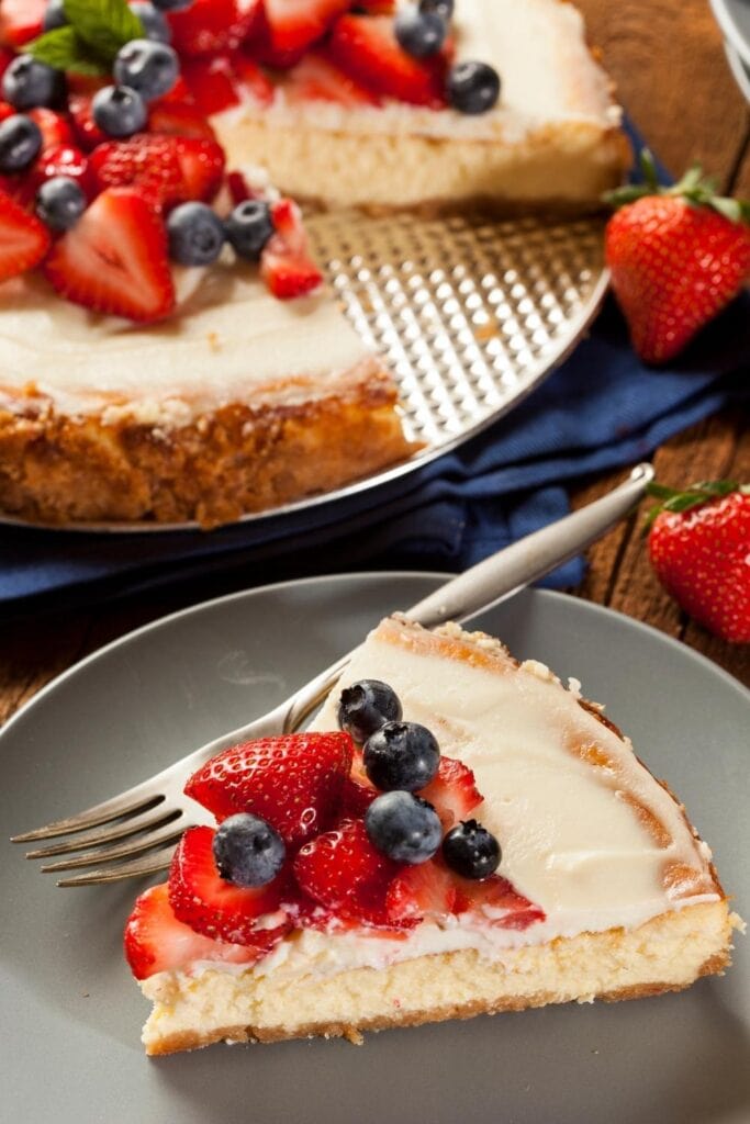 Cheesecake senza glutine con fragole e mirtilli