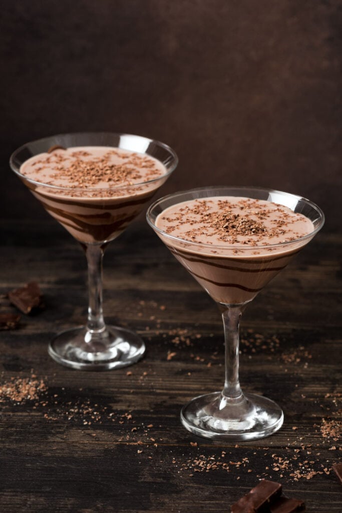 Godiva Chocolate Martini dengan latar belakang cokelat