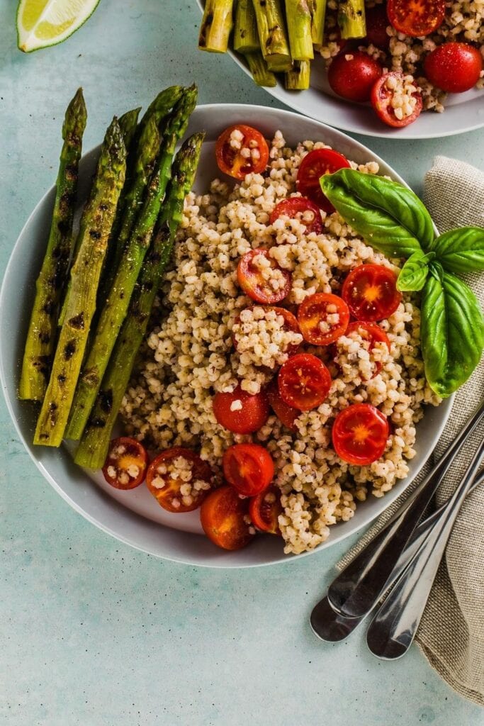 Healthy salad with sorghum, asparagus and tomatoes