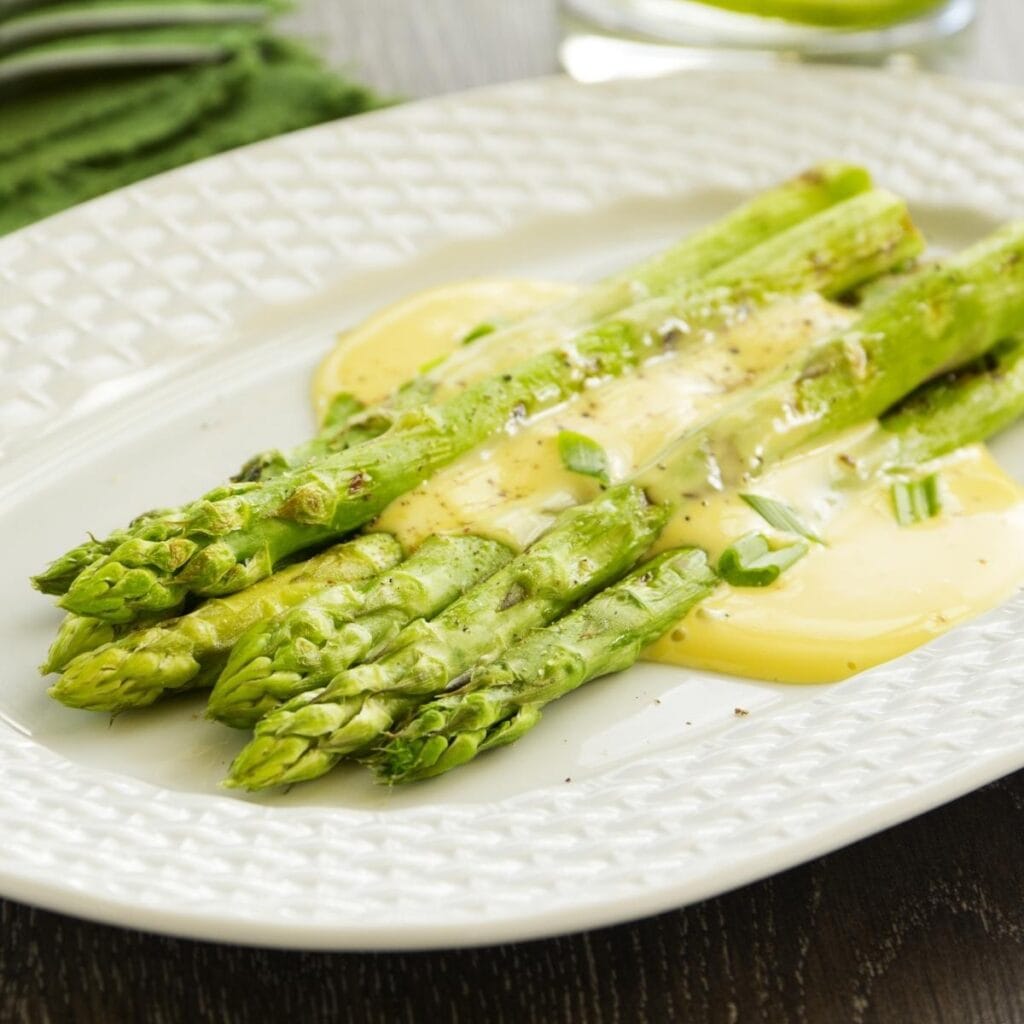 Asparagus with Hollandaise sauce on a plate
