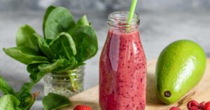 Homemade Refreshing and Healthy Spinach Berry Smoothie