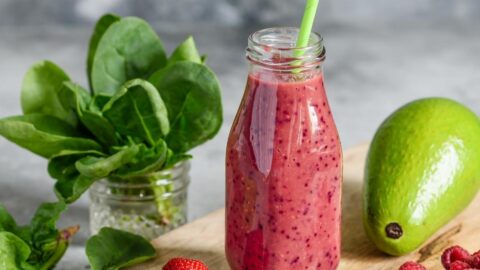 Homemade Refreshing and Healthy Spinach Berry Smoothie