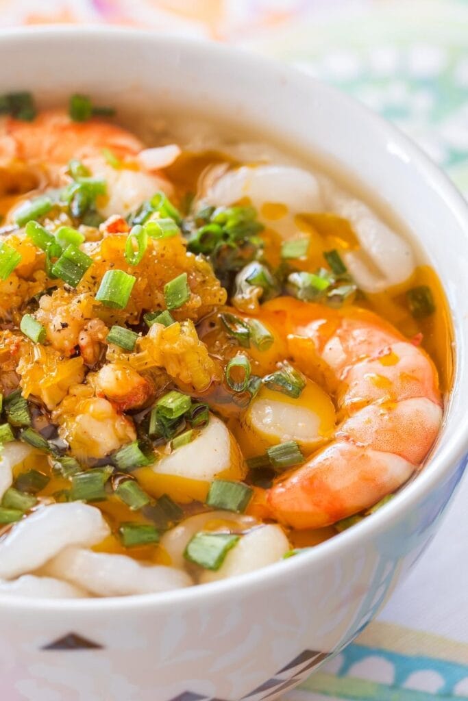 Shrimp soup with noodles and green onions