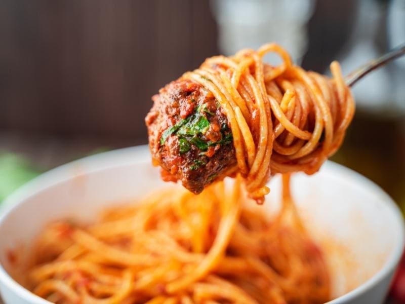 Ciotola di spaghetti con polpette