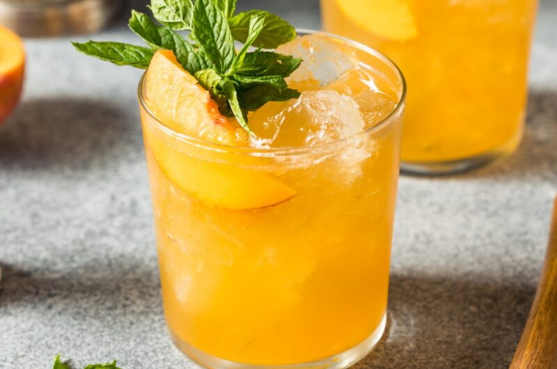 17 Best Peach Vodka Drinks (+ Easy Cocktails)