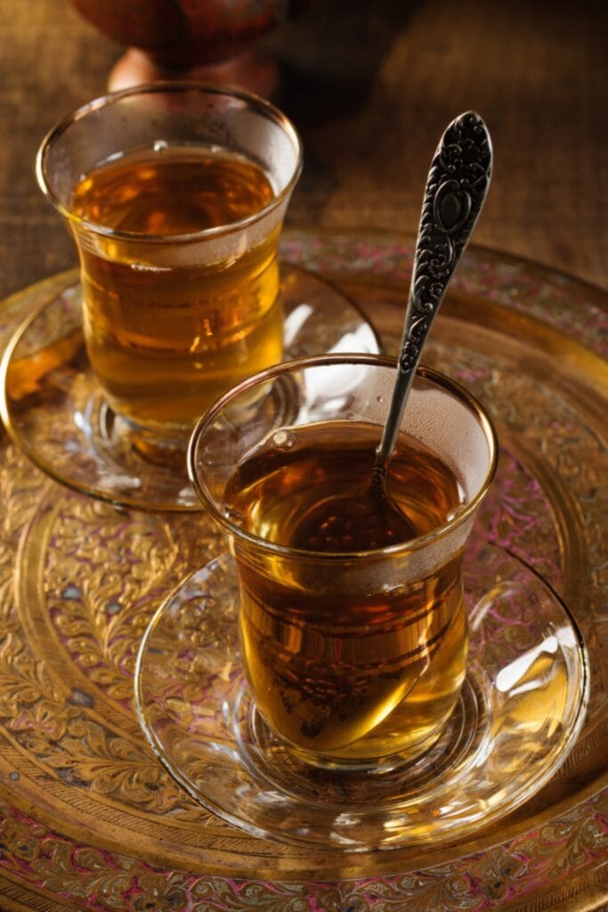 Elma Çayı (Teh Apel Turki) di Glass Tea Cup